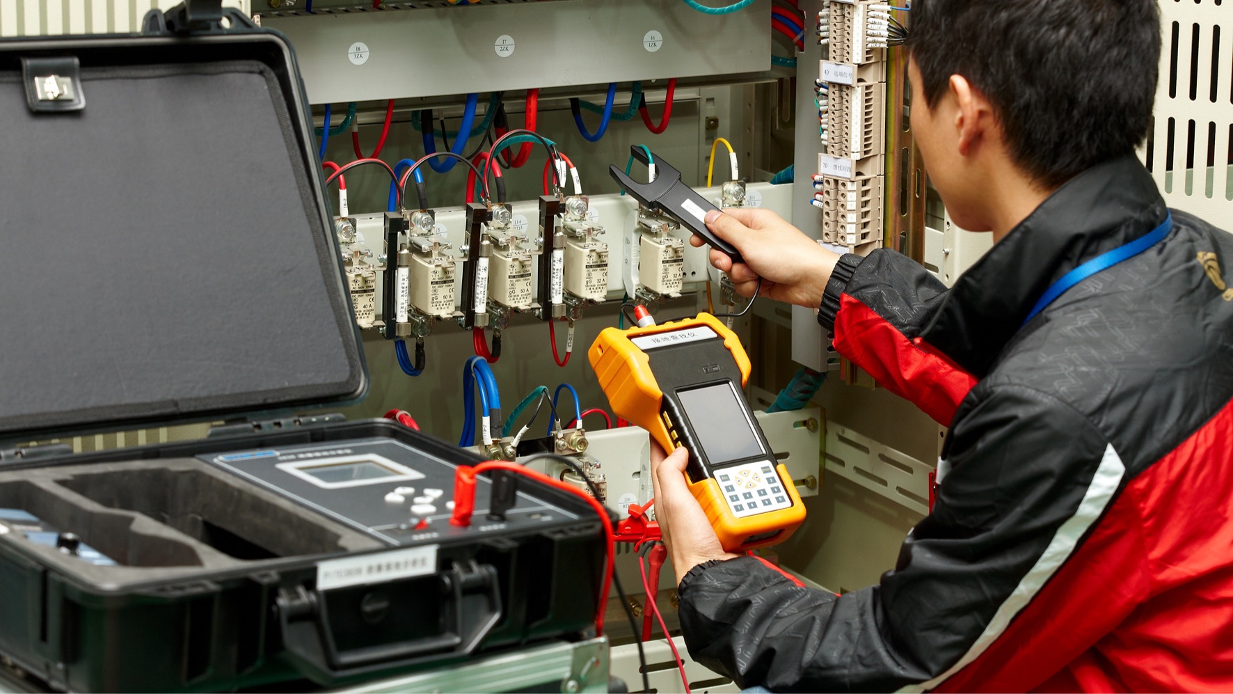 PITE3836 ground fault locator used inside a DC electrical panel