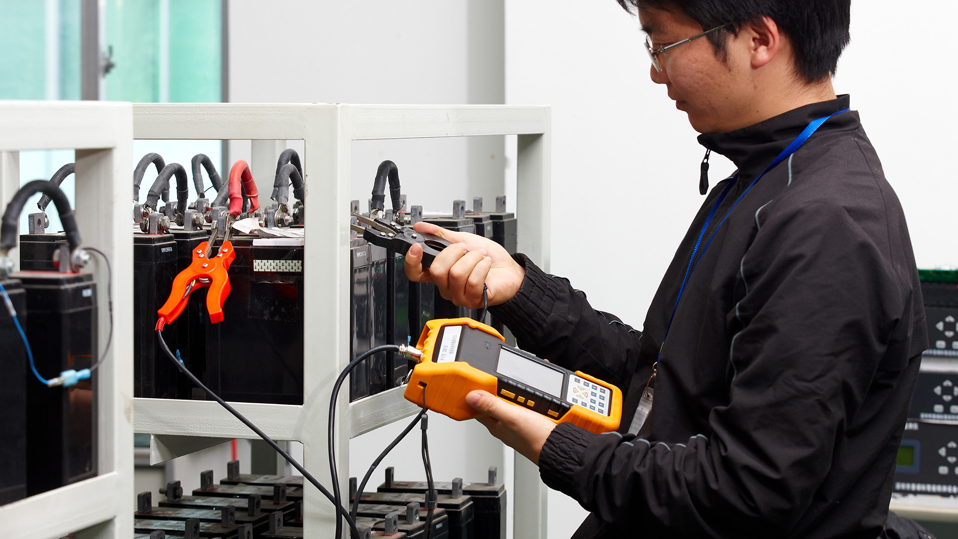 PITE3915 battery tester connected to an industrial battery string